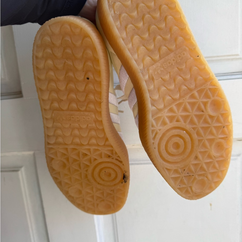 Sz 7 ADIDAS SAMBA Cream, tan and White Sneakers - Picture 6 of 7